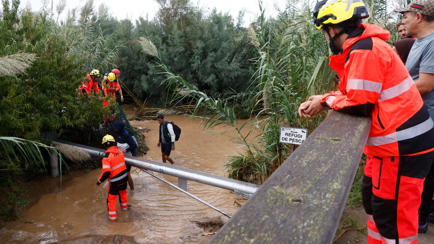 Los Bomberos rescatan a varias personas que vivían en la desembocadura del río del río Besòs. Los Bomberos rescatan a varias personas que vivían en la desembocadura del río del río Besòs.