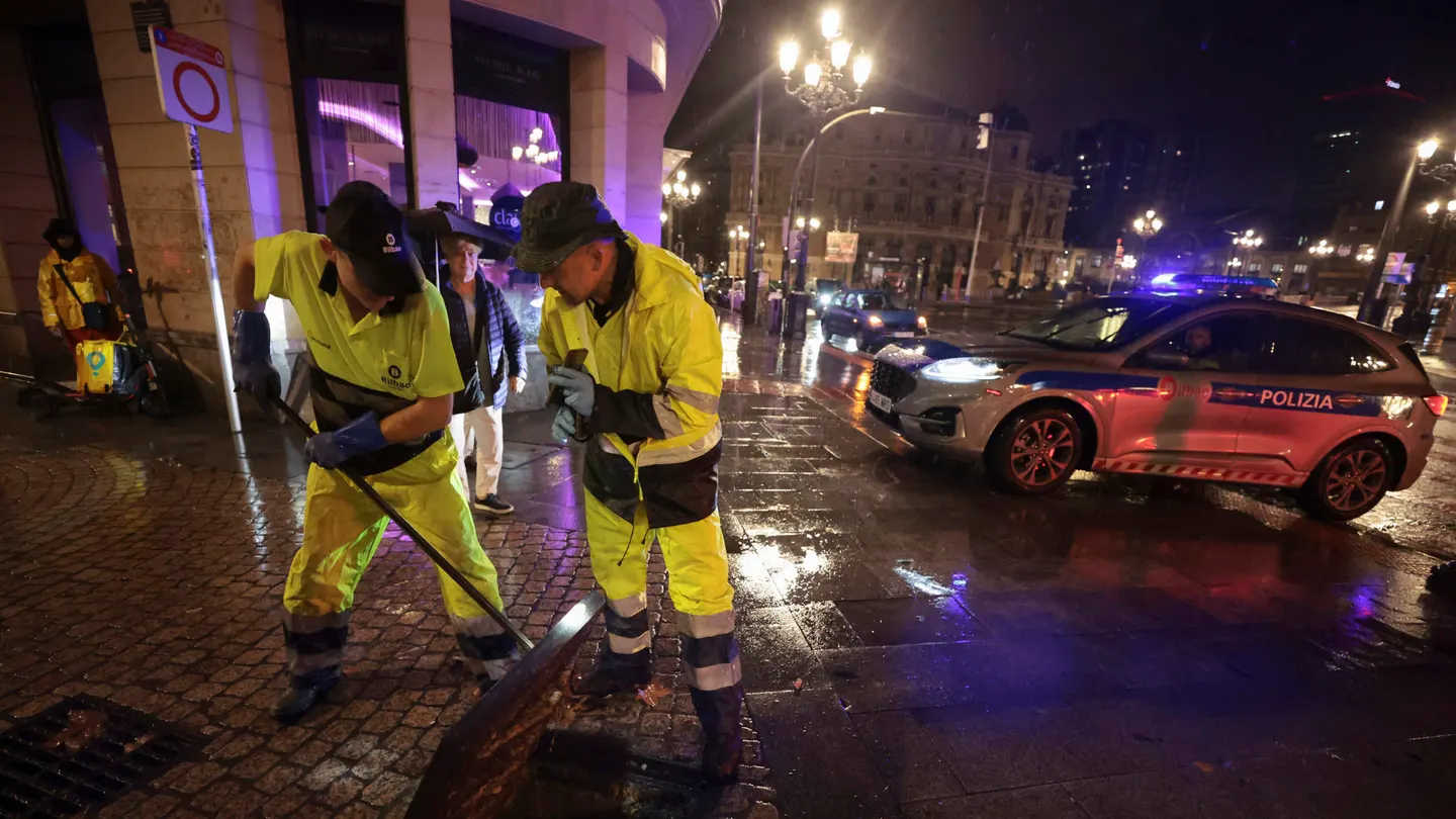 Operarios comprueban el alcantarillado en Bilbao Operarios comprueban el alcantarillado en Bilbao