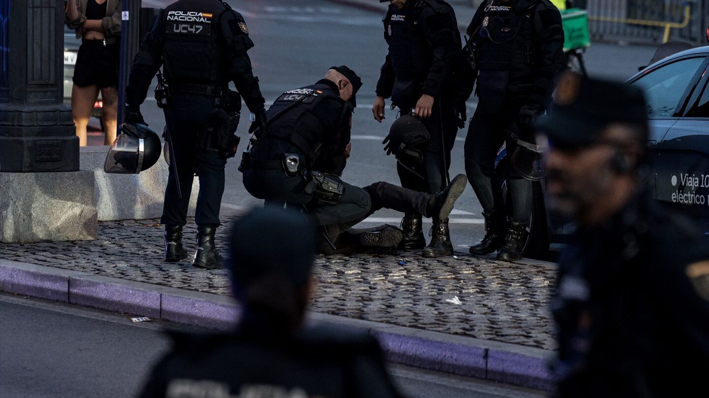 Varios agentes de la Polic&iacute;a Nacional detienen a un persona durante una concentraci&oacute;n de protesta contra la acampada en la Puerta del Sol.