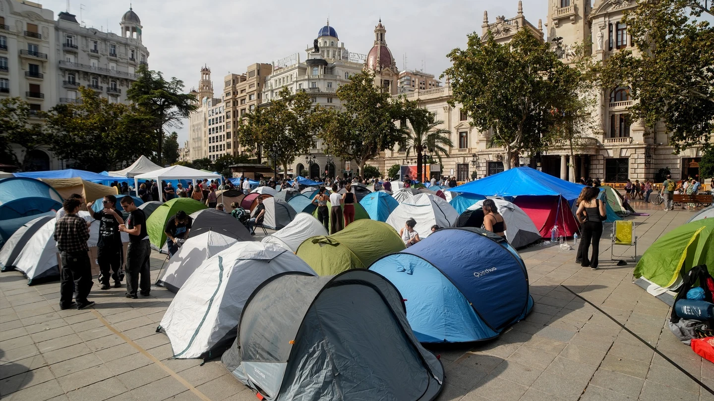 Decenas de personas acampadas en la Plaza del Ayuntamiento, a 4 de octubre de 2026, en Valencia, Comunidad Valenciana (España). Decenas de personas acampadas en la Plaza del Ayuntamiento, a 4 de octubre de 2026, en Valencia, Comunidad Valenciana (España).