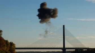 Rusia ataca de nuevo con un dron el Puente Norte de Kyiv.