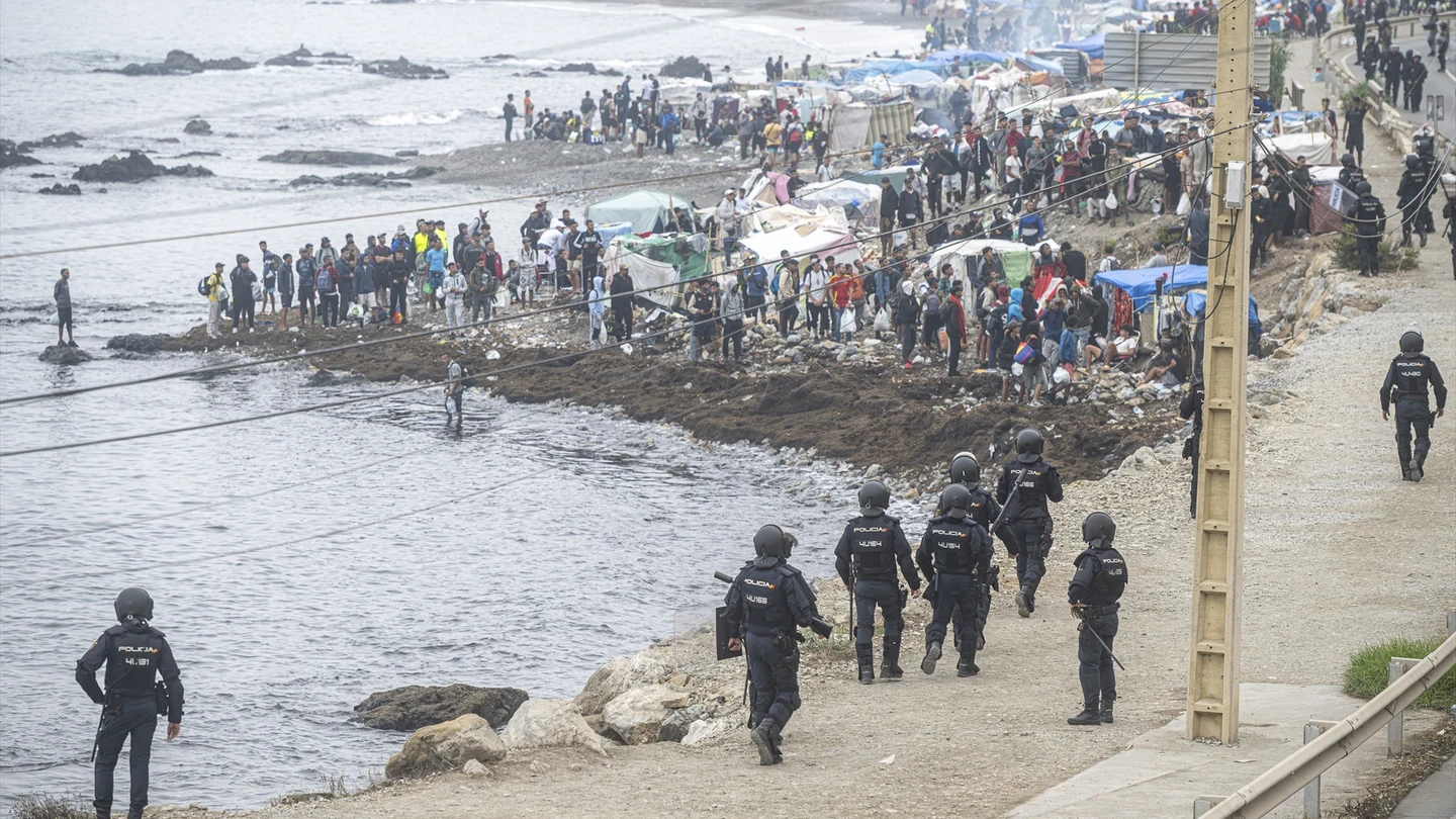 Los migrantes desalojados del Trampolín se dividen entre los que regresan a Marruecos y los que prefieren filiarse Los migrantes desalojados del Trampolín se dividen entre los que regresan a Marruecos y los que prefieren filiarse