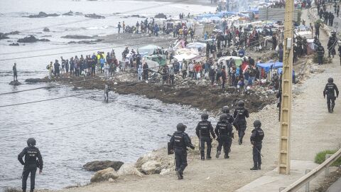 Los migrantes desalojados del Trampol&iacute;n se dividen entre los que regresan a Marruecos y los que prefieren filiarse