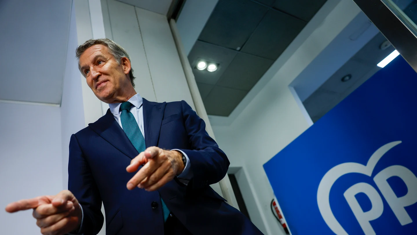 Feijóo entra ya en campaña y carga frontalmente contra Sánchez: "Los ciudadanos han sido rehenes. La elección es entre corrupción y decencia" Feijóo entra ya en campaña y carga frontalmente contra Sánchez: "Los ciudadanos han sido rehenes. La elección es entre corrupción y decencia"