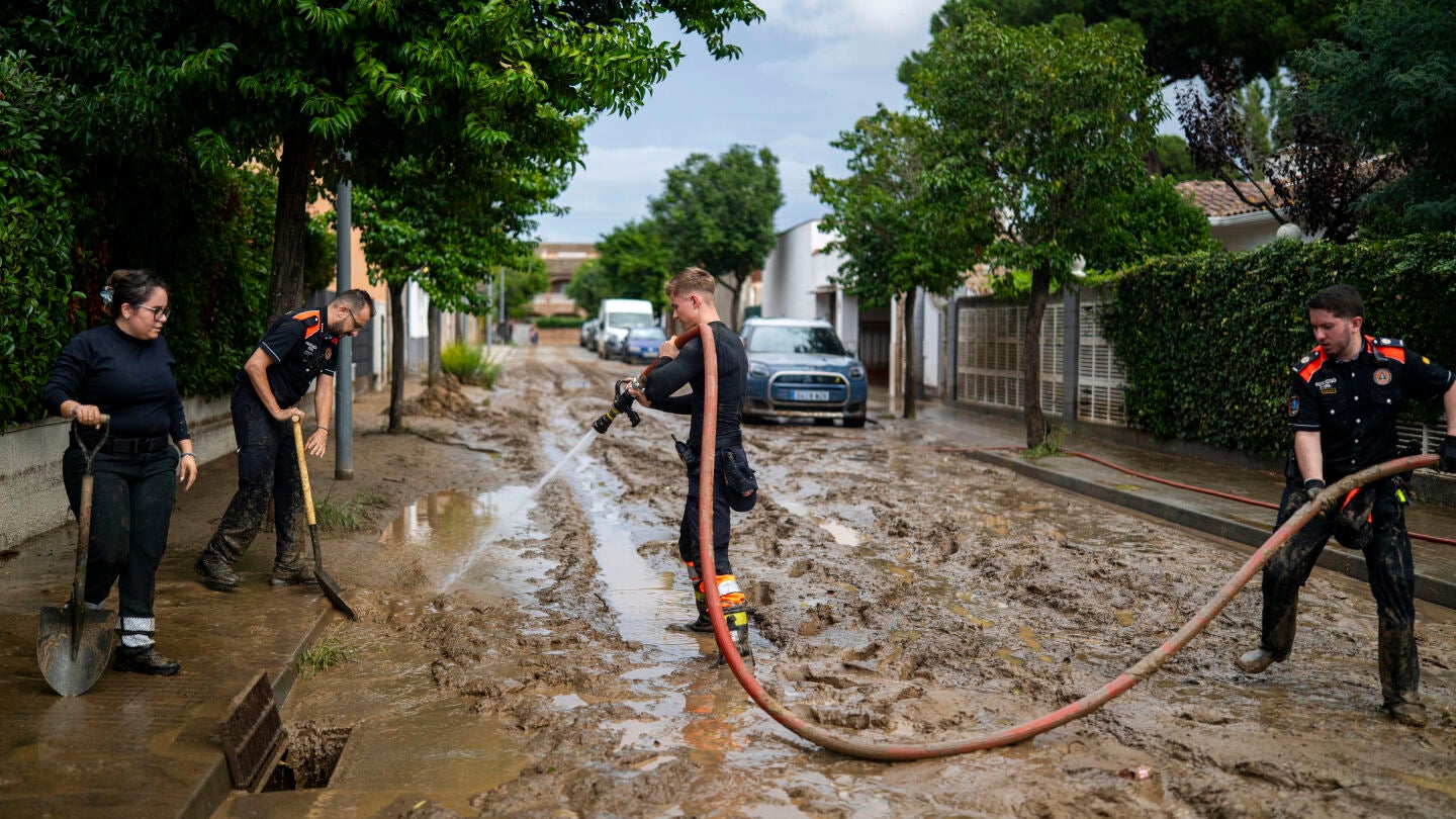 Vecinos limpian el barro acumulado en las calles y casas a causa de las lluvias torrenciales, a 4 de octubre de 2026, en Montorn&egrave;s del Vall&egrave;s, Barcelona, Catalunya (Espa&ntilde;a). 