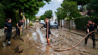 Vecinos limpian el barro acumulado en las calles y casas a causa de las lluvias torrenciales, a 4 de octubre de 2026, en Montorn&egrave;s del Vall&egrave;s, Barcelona, Catalunya (Espa&ntilde;a). 