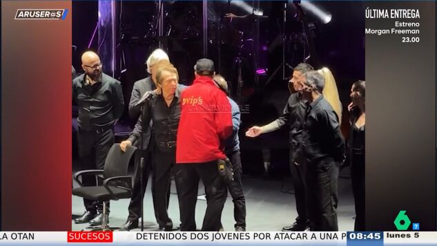 La cara de p&aacute;nico de Raphael cuando irrumpe un fan en pleno escenario: "Intenta apartarle y el hombre sigue agarrado"