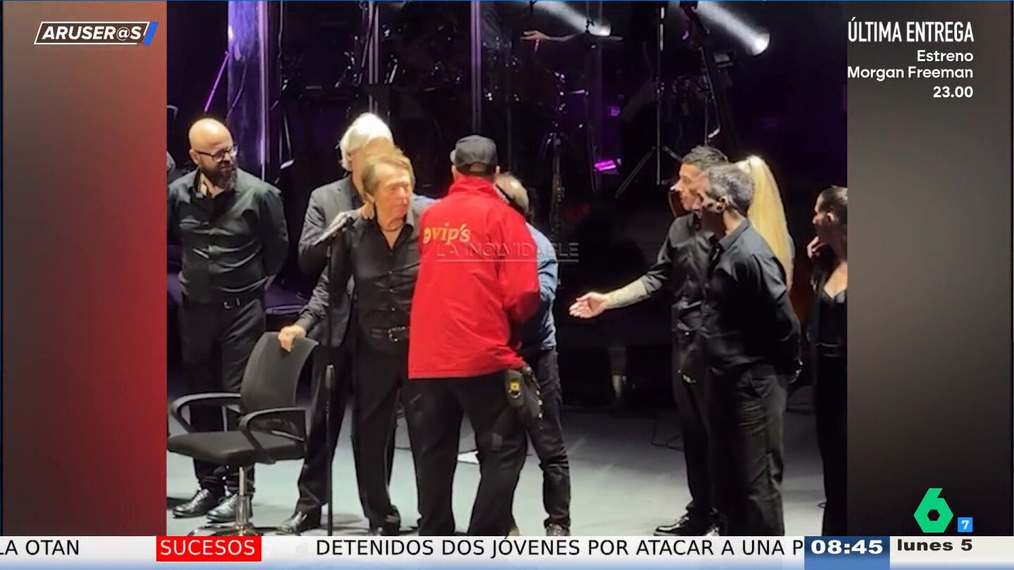 La cara de p&aacute;nico de Raphael cuando irrumpe un fan en pleno escenario: "Intenta apartarle y el hombre sigue agarrado"