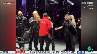 La cara de p&aacute;nico de Raphael cuando irrumpe un fan en pleno escenario: "Intenta apartarle y el hombre sigue agarrado"