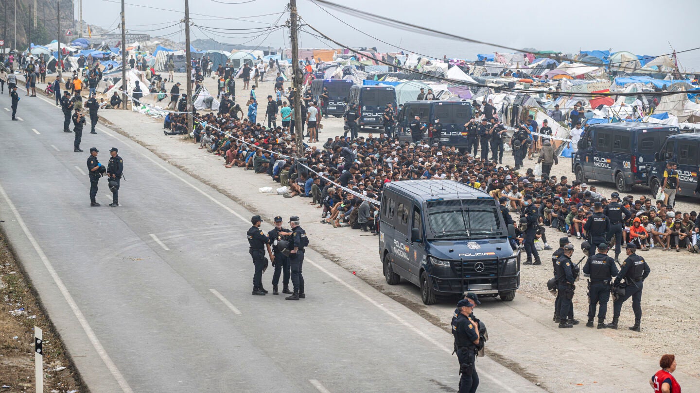 Agentes de la Polic&iacute;a Nacional intervienen durante el proceso de desalojo del embolsamiento de migrantes en la playa de El Trampol&iacute;n, a 4 de octubre de 2026.