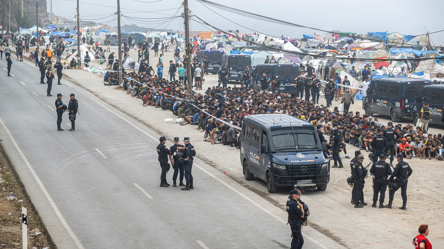Agentes de la Policía Nacional intervienen durante el proceso de desalojo del embolsamiento de migrantes en la playa de El Trampolín, a 4 de octubre de 2026. Agentes de la Policía Nacional intervienen durante el proceso de desalojo del embolsamiento de migrantes en la playa de El Trampolín, a 4 de octubre de 2026.