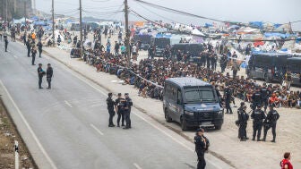 Agentes de la Polic&iacute;a Nacional intervienen durante el proceso de desalojo del embolsamiento de migrantes en la playa de El Trampol&iacute;n, a 4 de octubre de 2026.