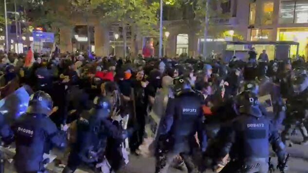 Cargas policiales y contenedores incendiados en la manifestaci&oacute;n por la vivienda en Barcelona