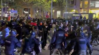 Cargas policiales y contenedores incendiados en la manifestaci&oacute;n por la vivienda en Barcelona