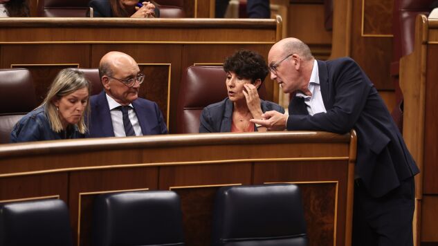 La portavoz del PNV en el Congreso, Maribel Vaquero, junto a otros diputados en el Congreso.