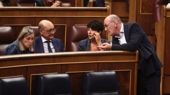 La portavoz del PNV en el Congreso, Maribel Vaquero, junto a otros diputados en el Congreso.