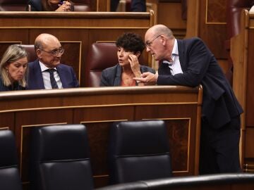 La portavoz del PNV en el Congreso, Maribel Vaquero, junto a otros diputados en el Congreso.