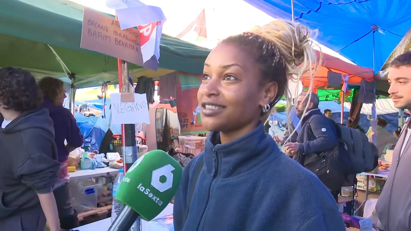La acampada en Sol por la vivienda desayuna entre el escepticismo y la duda de lo que traerá el adelanto electoral del 29N La acampada en Sol por la vivienda desayuna entre el escepticismo y la duda de lo que traerá el adelanto electoral del 29N