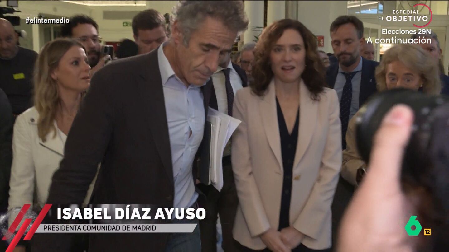 "Hace nada dijo que S&aacute;nchez es un dictador, &iquest;un dictador convoca elecciones?", le pregunta Andrea Ropero a Isabel D&iacute;az Ayuso durante un informativo. Minutos despu&eacute;s, la presidenta madrile&ntilde;a le respond&iacute;a desde el atril.