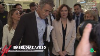 "Hace nada dijo que S&aacute;nchez es un dictador, &iquest;un dictador convoca elecciones?", le pregunta Andrea Ropero a Isabel D&iacute;az Ayuso durante un informativo. Minutos despu&eacute;s, la presidenta madrile&ntilde;a le respond&iacute;a desde el atril.