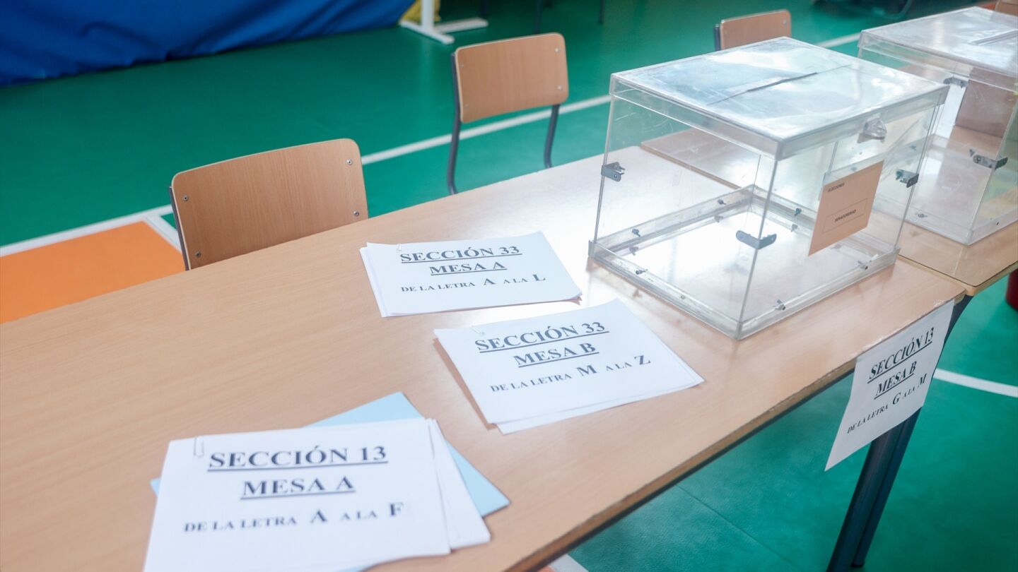 Una mesa electoral en un colegio de Madrid durante las elecciones de 2023