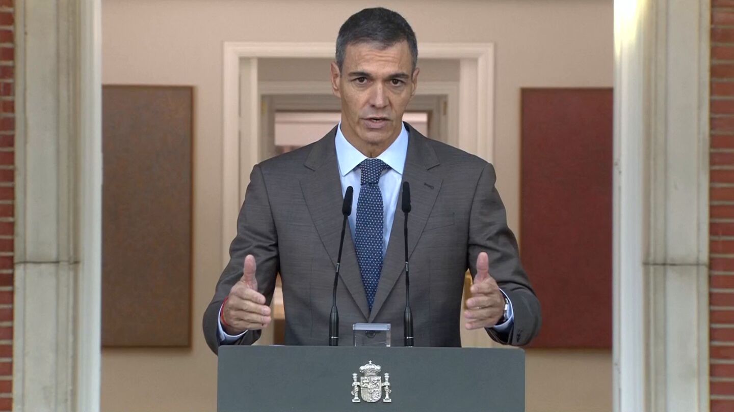 El presidente del Gobierno, Pedro S&aacute;nchez, comparece desde el Palacio de la Moncloa