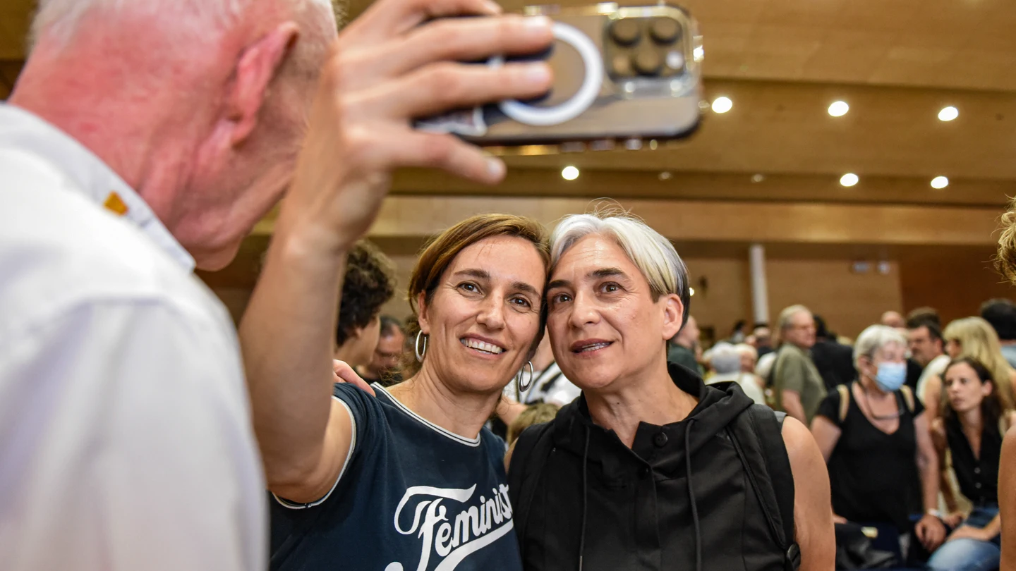La ministra de Sanidad, Mónica García, y la ex alcaldesa de Barcelona, Ada Colau, durante un acto de los Comuns, Más Madrid, IU y Sumar La ministra de Sanidad, Mónica García, y la ex alcaldesa de Barcelona, Ada Colau, durante un acto de los Comuns, Más Madrid, IU y Sumar