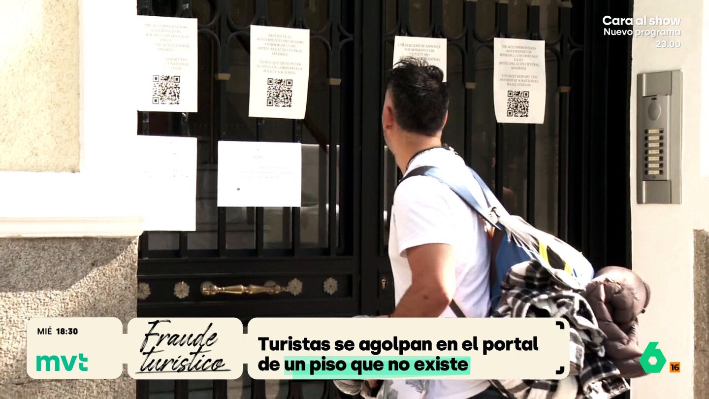 En el barrio del Retiro, a pocos metros de la casa de la que Maricarmen fue desahuciada, se amontonan personas con maletas, indignadas porque al llegar a la puerta de su alojamiento descubren un cartel que les dice que su hotel no existe.