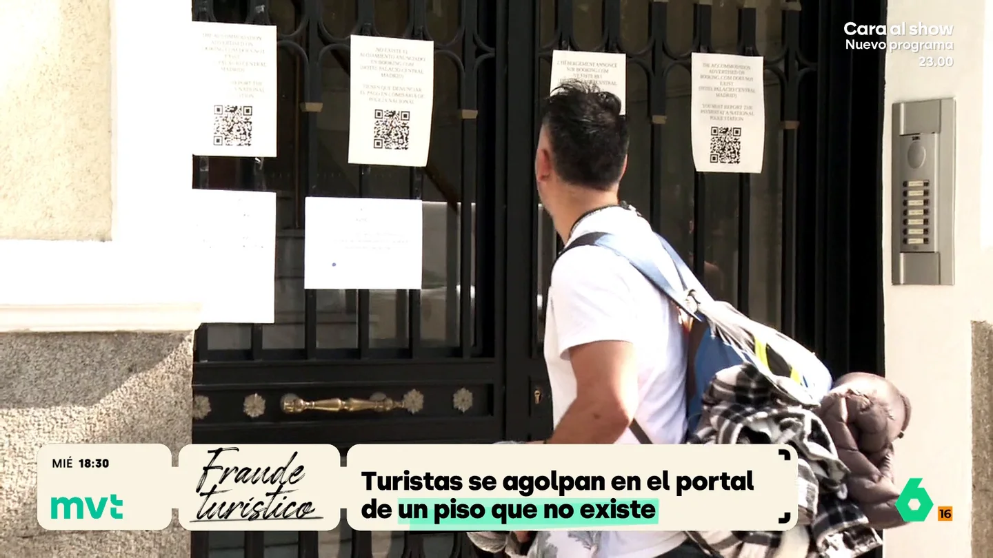 Cientos de afectados por un fraude turístico a pocos metros de la casa de Maricarmen: reservaron un hotel que no existe En el barrio del Retiro, a pocos metros de la casa de la que Maricarmen fue desahuciada, se amontonan personas con maletas, indignadas porque al llegar a la puerta de su alojamiento descubren un cartel que les dice que su hotel no existe.