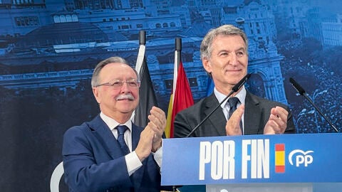 El presidente del Partido Popular, Alberto N&uacute;&ntilde;ez Feij&oacute;o, y el presidente de la Ciudad Aut&oacute;noma de Ceuta, Juan Jes&uacute;s Vivas