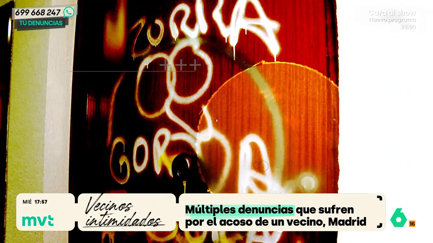 Pintadas, amenazas y destrozos en las puertas: la escalada vandálica de una mujer que siembra el terror entre sus vecinos Los vecinos de un bloque de viviendas del madrileño barrio del Retiro denuncian la campaña de acoso de una de sus vecinas, una mujer de 34 años que ha convertido sus viviendas en una pesadilla: "Nuestras vidas están a su merced".