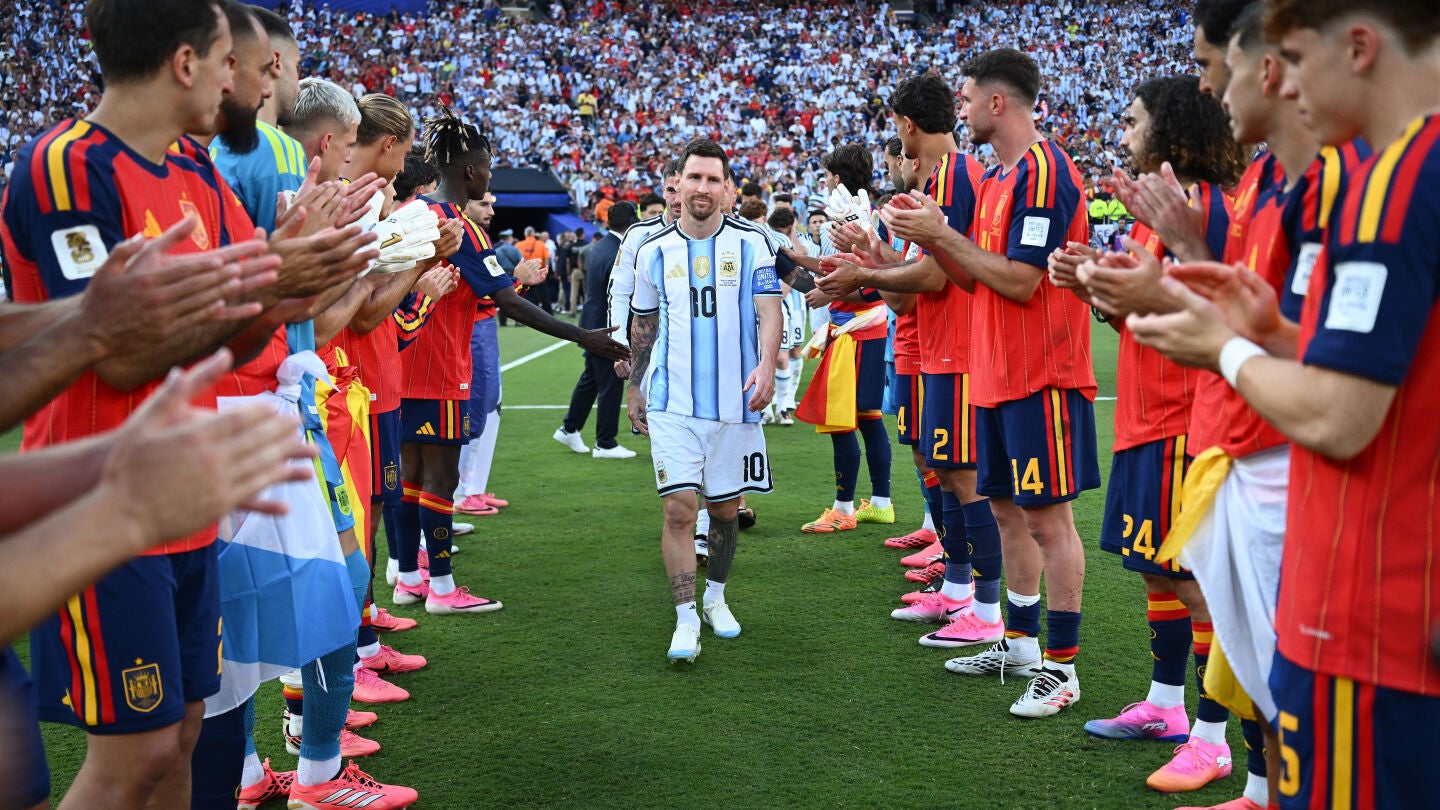 Pasillo de Espa&ntilde;a a Argentina tras la final del Mundial