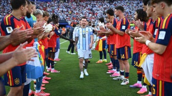 Pasillo de Espa&ntilde;a a Argentina tras la final del Mundial