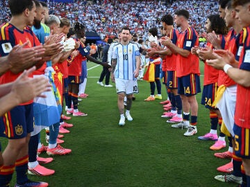 Pasillo de Espa&ntilde;a a Argentina tras la final del Mundial
