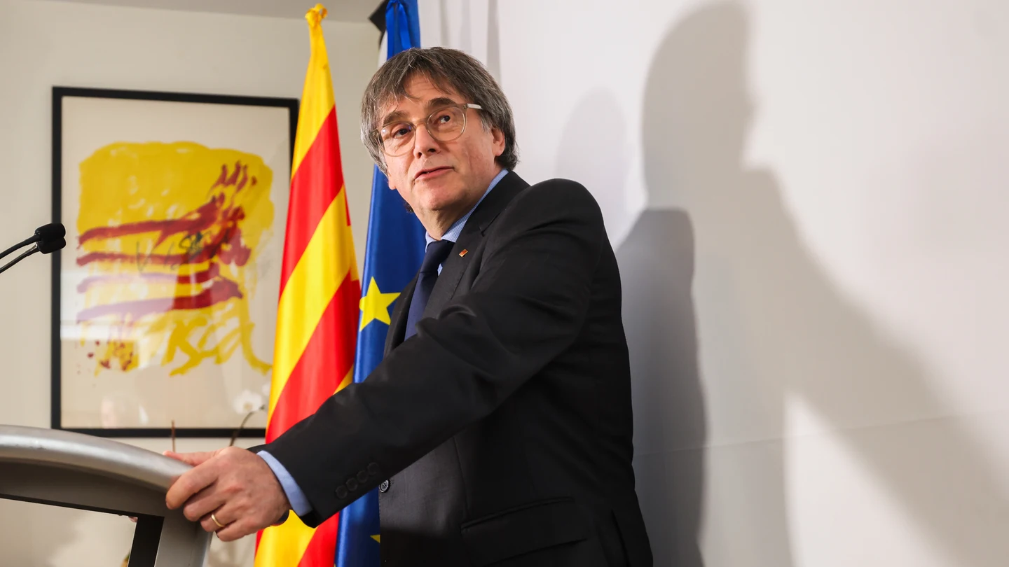 El expresidente de la Generalitat de Cataluña Carles Puigdemont pronuncia una declaración institucional en la Casa de la República en Waterloo, Bélgica El expresidente de la Generalitat de Cataluña Carles Puigdemont pronuncia una declaración institucional en la Casa de la República en Waterloo, Bélgica