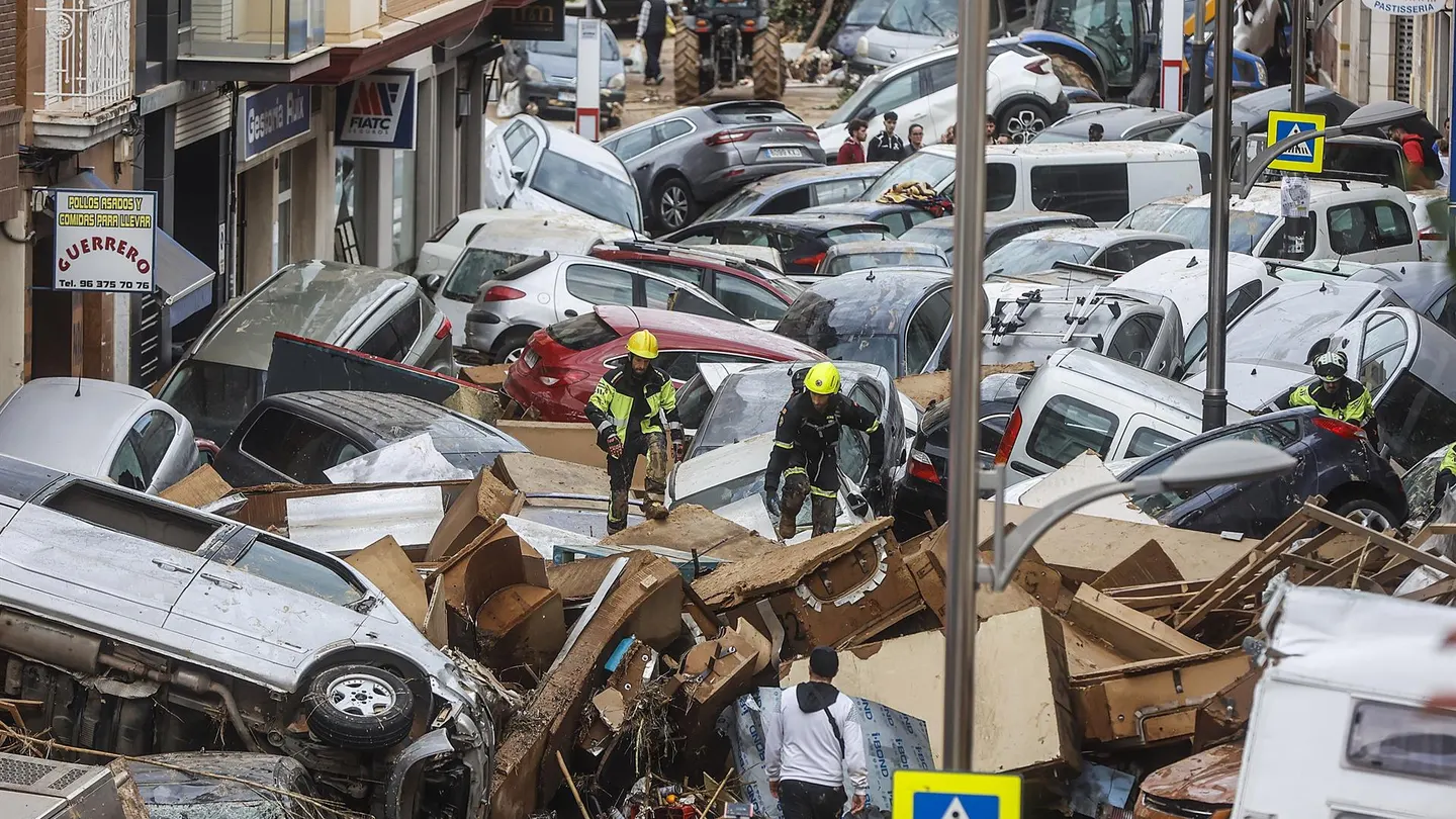Coches amontonados destrozados en una calle de Sedaví con motivo de la DANA de València Coches amontonados destrozados en una calle de Sedaví con motivo de la DANA de València