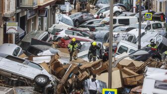 Coches amontonados destrozados en una calle de Sedav&iacute; con motivo de la DANA de Val&egrave;ncia