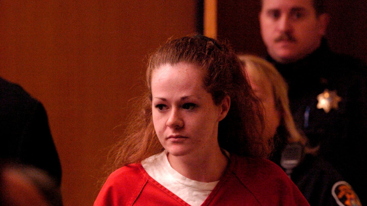 Christa Pike, condenada a muerte, entrando a un tribunal penal del condado de Knox en Knoxville, Tennessee