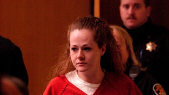 Christa Pike, condenada a muerte, entrando a un tribunal penal del condado de Knox en Knoxville, Tennessee