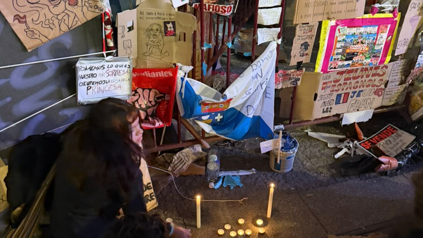 La acampada de Sol llora la muerte de Maricarmen: "Me llena de tristeza y de indignaci&oacute;n"