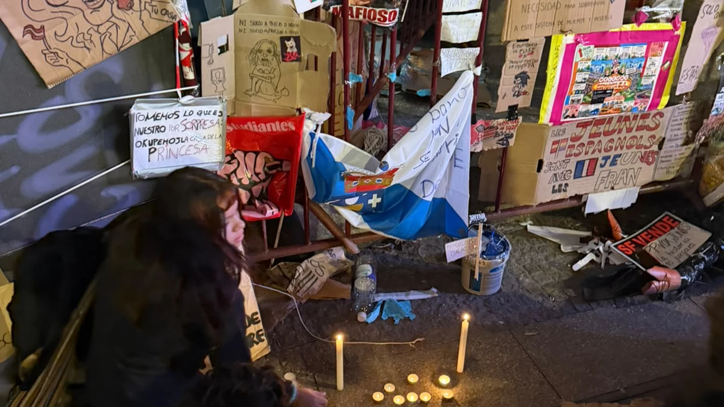 La acampada de Sol llora la muerte de Maricarmen: "Me llena de tristeza y de indignación" La acampada de Sol llora la muerte de Maricarmen: "Me llena de tristeza y de indignación"