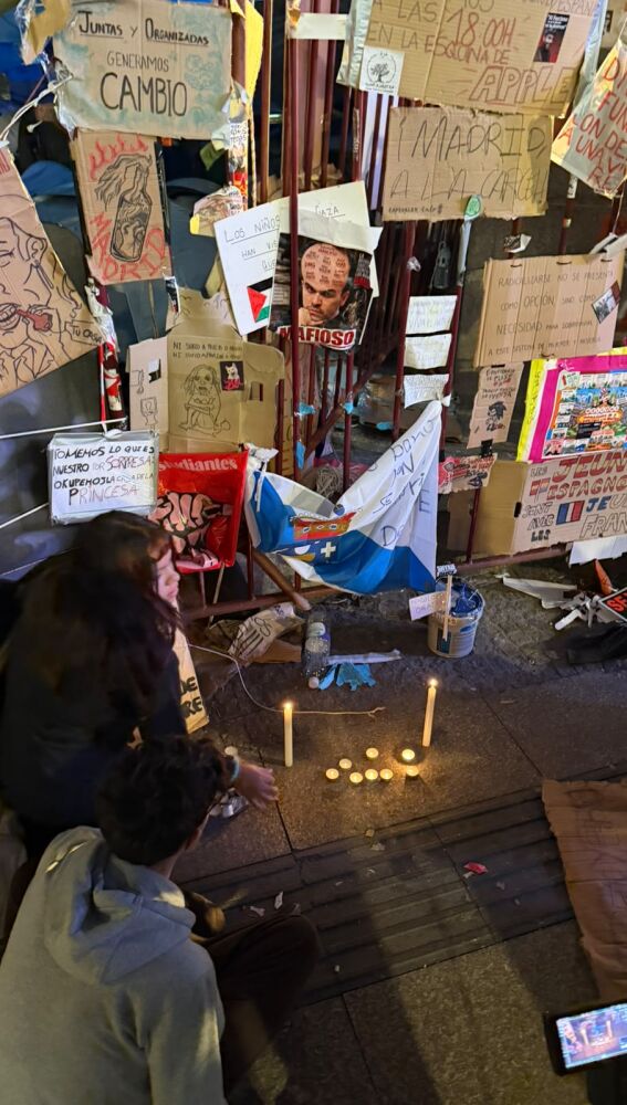 La acampada de Sol llora la muerte de Maricarmen: "Me llena de tristeza y de indignación"