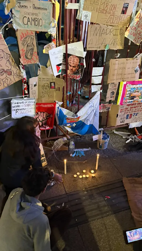La acampada de Sol llora la muerte de Maricarmen: "Me llena de tristeza y de indignación" La acampada de Sol llora la muerte de Maricarmen: "Me llena de tristeza y de indignación"