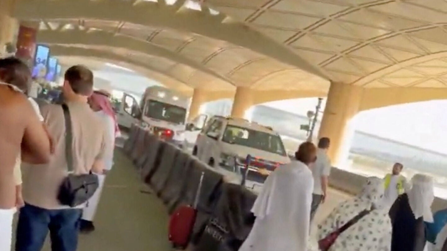 Imagen de varias ambulancias llegando al aeropuerto de Riad (Arabia Saud&iacute;) tras el ataque hut&iacute;