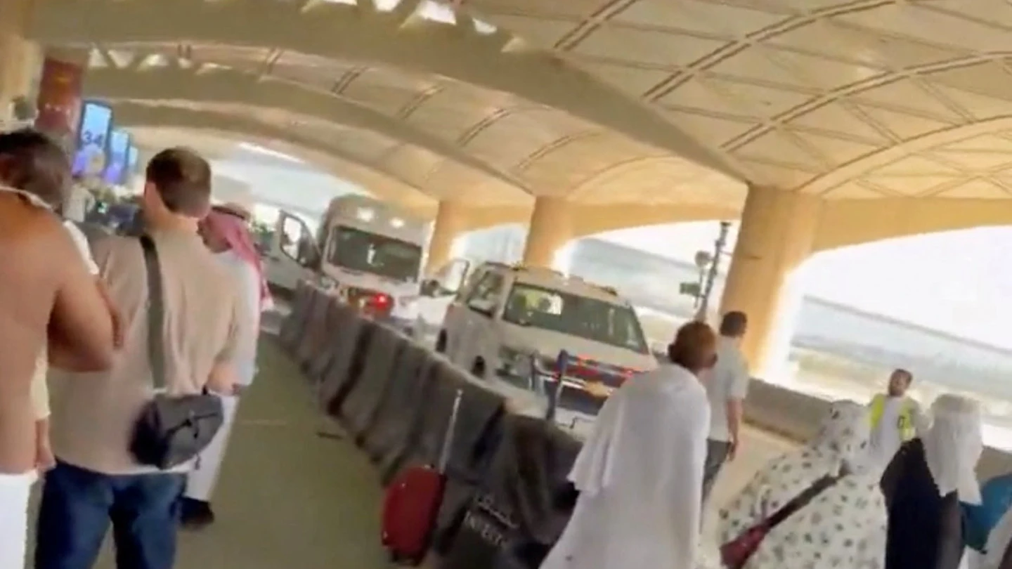 Imagen de varias ambulancias llegando al aeropuerto de Riad (Arabia Saudí) tras el ataque hutí Imagen de varias ambulancias llegando al aeropuerto de Riad (Arabia Saudí) tras el ataque hutí