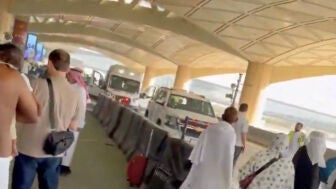 Imagen de varias ambulancias llegando al aeropuerto de Riad (Arabia Saud&iacute;) tras el ataque hut&iacute;