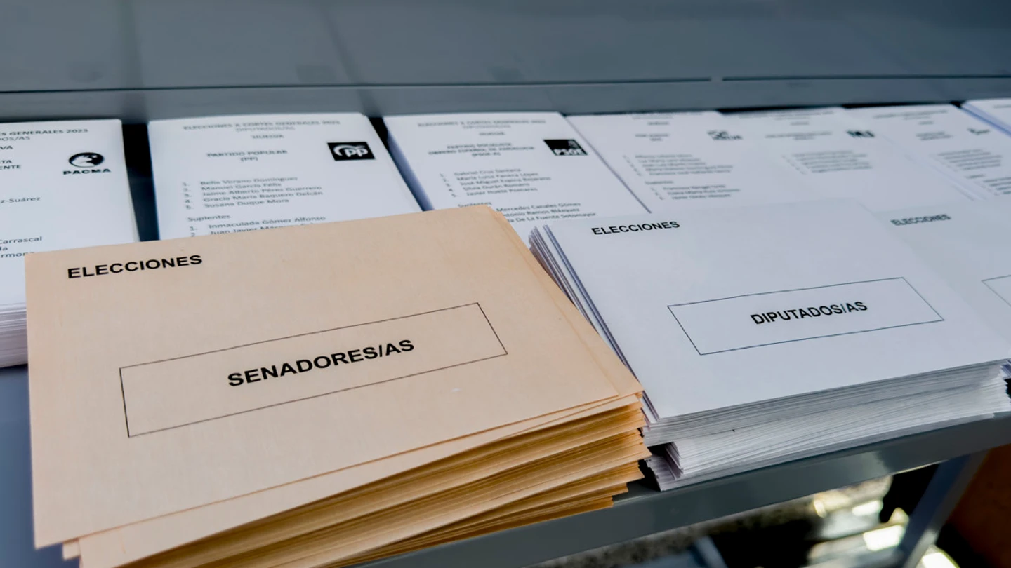 Imagen de archivo de las papeletas y sobres preparados en un colegio en las últimas elecciones generales. Imagen de archivo de las papeletas y sobres preparados en un colegio en las últimas elecciones generales.