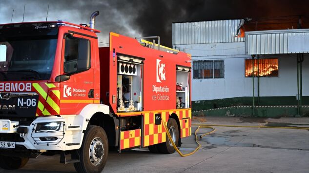 Bomberos actuando en el incendio de una nave textil abandonada en Palma del R&iacute;o (C&oacute;rdoba).