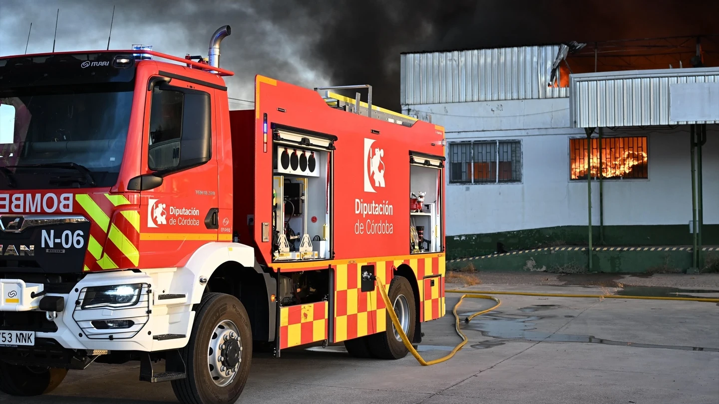 Bomberos actuando en el incendio de una nave textil abandonada en Palma del Río (Córdoba). Bomberos actuando en el incendio de una nave textil abandonada en Palma del Río (Córdoba).