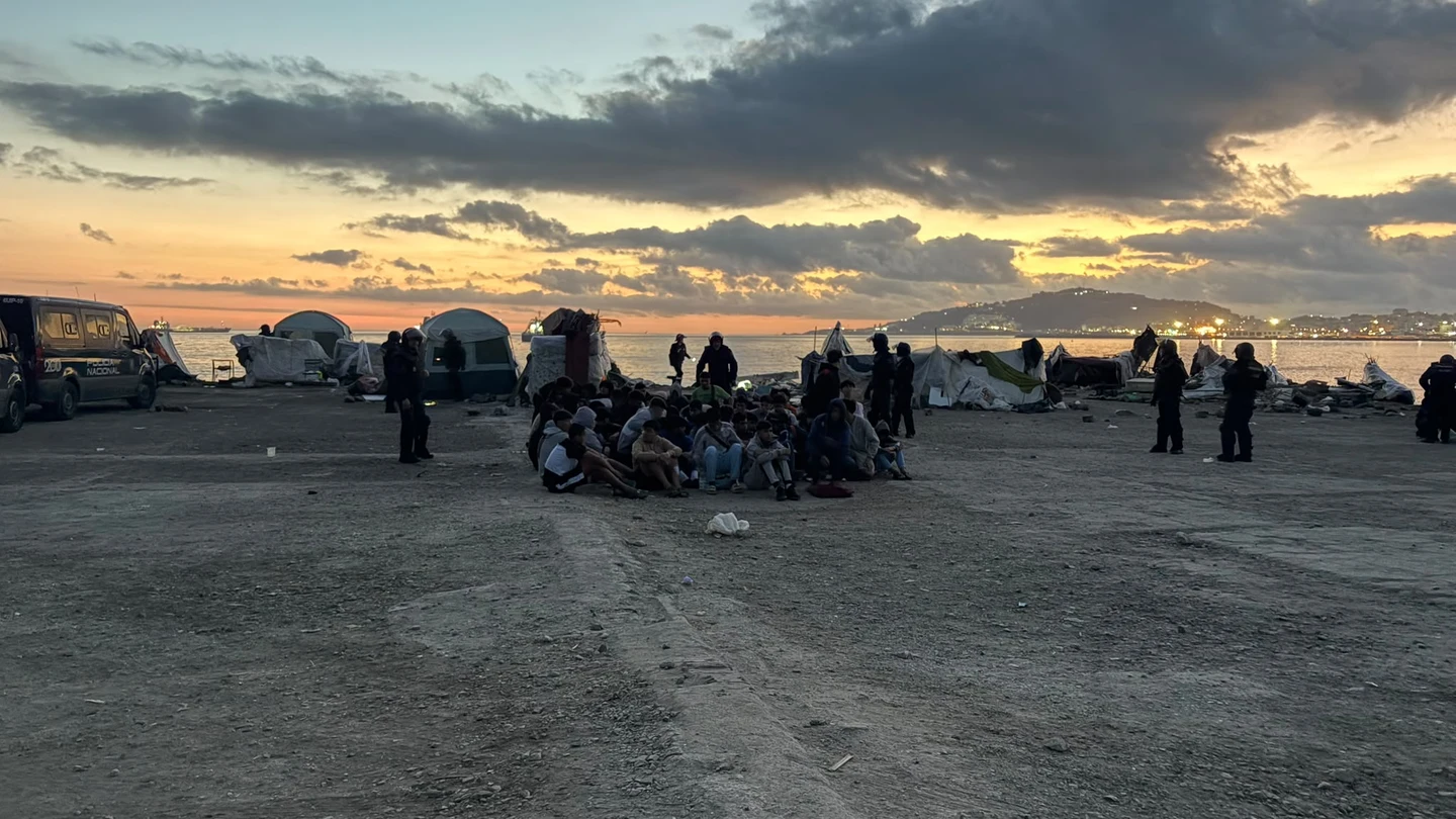 Migrantes agrupados por la Policía esperan a su traslado en la playa de El Guano Migrantes agrupados por la Policía esperan a su traslado en la playa de El Guano